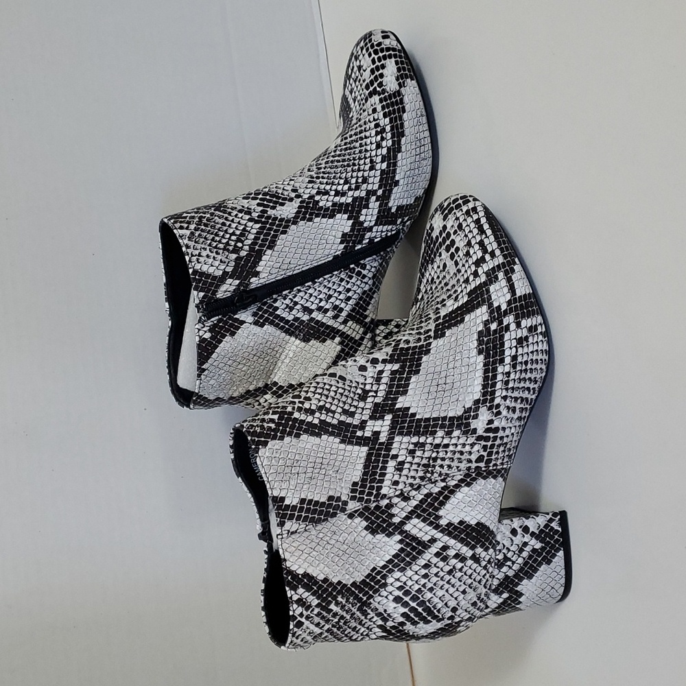 NWOT Rouge Helium "Cameron" Vegan SnakeSkin Pattern Block Heel Booties, Size 8.5